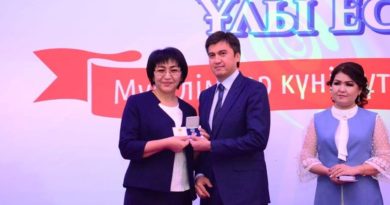 Әкім ұстаздарды марапаттады Әкім ұстаздарды марапаттады