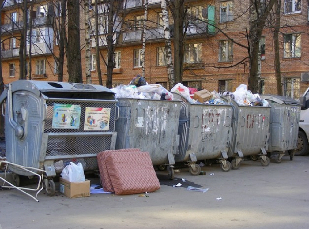 Фото мусорного бака. Мусорные баки в России. Мусорный бак во дворе. Мусорный контейнер в Росси. Мусорные баки помойка.