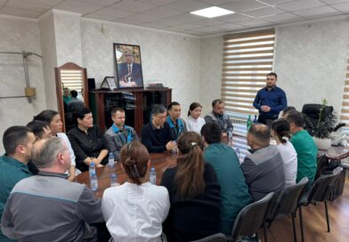 Маңызды тақырып төңірегіндегі диалог: Шымкенттегі еңбек ұжымдарына жаңартылған Конституция түсіндірілуде